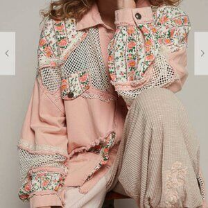 070. Oversized fit jacket in twill balloon sleeve with floral contrast fabric.